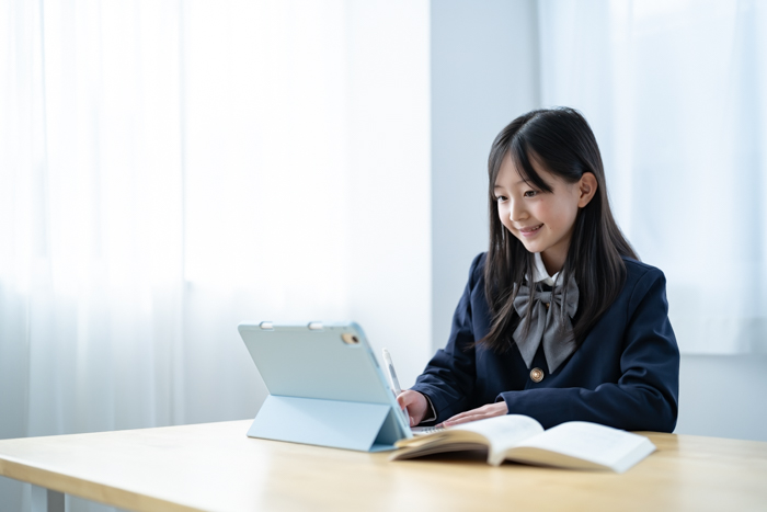 オンライン個別指導を受ける中学生・高校生のイメージ
