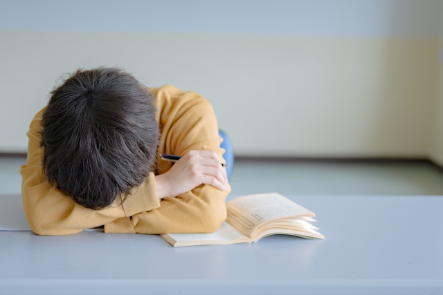 定期テストの点数が伸びず悩んでいる中学生のイメージ