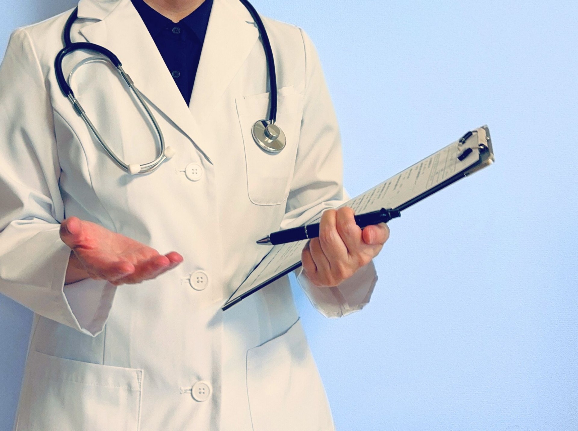 学習環境を整えて生徒を支える医師のイメージ